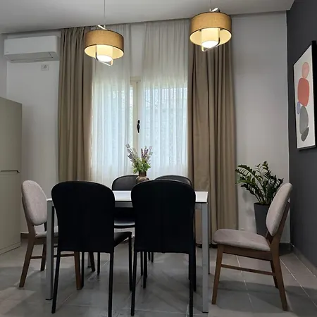 Pine House 2023 فلورا